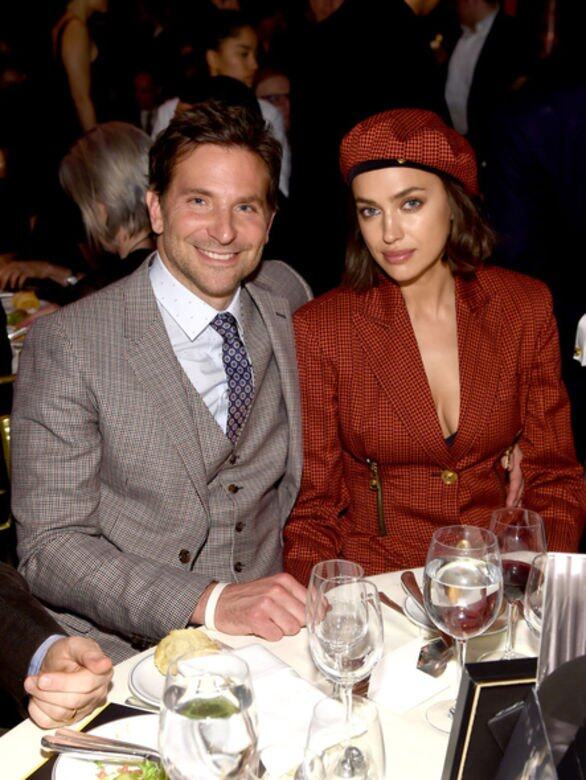 Bradley Cooper最近與超模女友Irina Shayk孖住出席活動，以紅綠色格紋西裝，絕襯穿紅黑