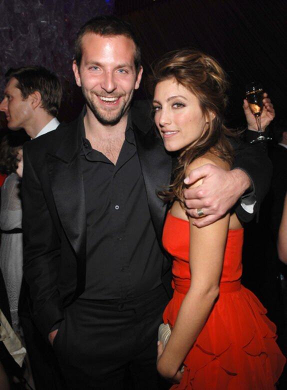 Bradley Cooper曾經剪過超短髮,髮型感覺清爽,但依然滿臉鬍鬚,穿起黑恤衫、黑西裝 Bradley Cooper曾經剪過超短髮,髮型感覺清爽,但依然滿臉鬍鬚,穿起黑恤衫、黑西裝
