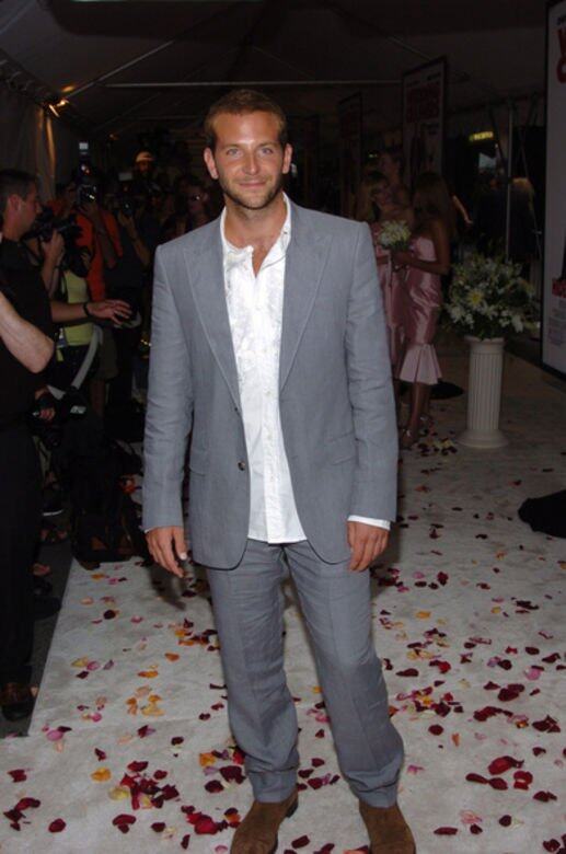 超短髮的Bradley Cooper換上灰西裝又是怎樣？有心思地穿上暗花白恤衫，配啡色麖