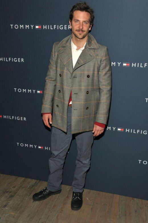 應付經典紳士造型,型男Bradley Cooper綽綽有餘,在傳統格紋孖襟外套與白恤衫之 應付經典紳士造型,型男Bradley Cooper綽綽有餘,在傳統格紋孖襟外套與白恤衫之