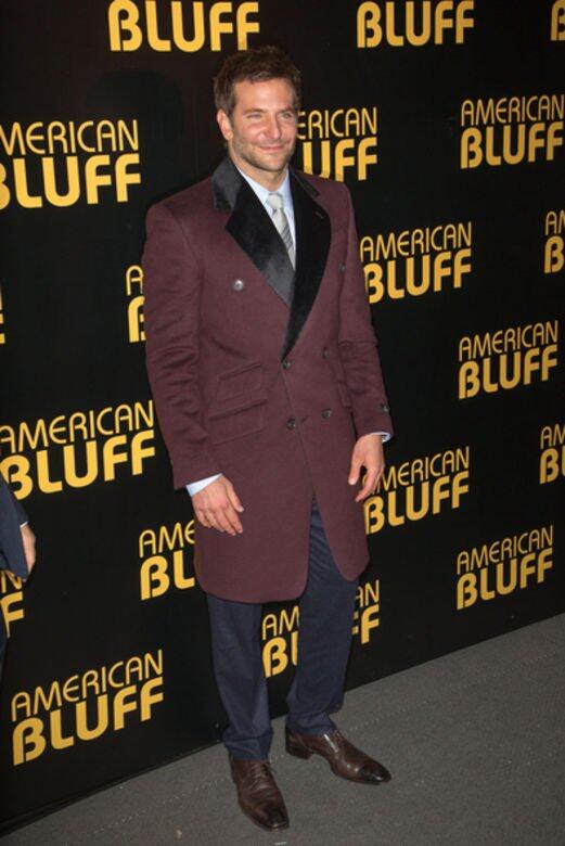 Bradley Cooper擁有魁梧壯碩身形，演繹大褸也沒有難度，棗紅色大褸為以藍色主調