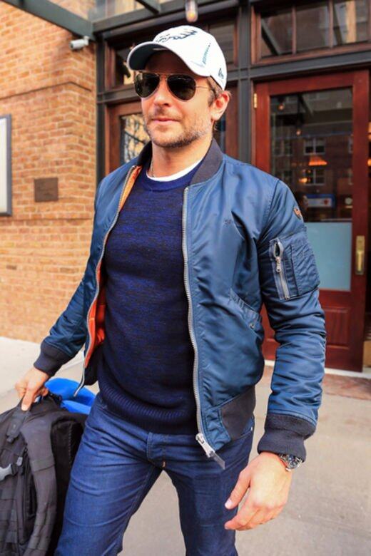 再輕便一點的層次穿搭，Bradley Cooper喜歡tee、針織衫配bomber jacket，戴上太陽眼鏡及cap帽
