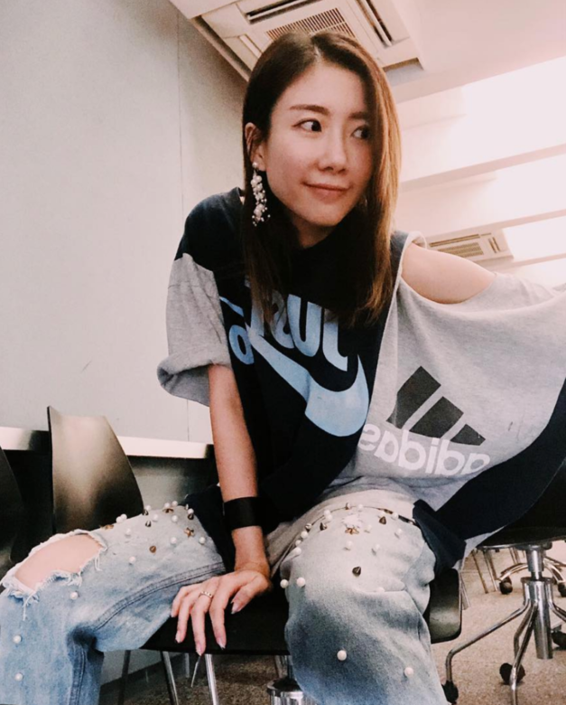 黃天頤很願意嘗試不同類型設計的服裝,這件跌膊上衣,將Nike和Adidas拼接在 黃天頤很願意嘗試不同類型設計的服裝,這件跌膊上衣,將Nike和Adidas拼接在