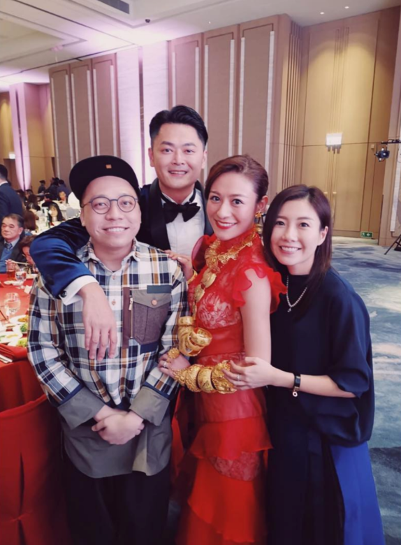 江若琳與蕭潤邦婚禮當天,C君攜女友一起出席喜宴,C君一貫其棒球帽 江若琳與蕭潤邦婚禮當天,C君攜女友一起出席喜宴,C君一貫其棒球帽