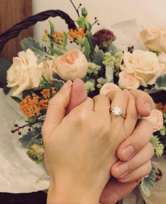 黃天頤和C君的instagram上均分享了這張握著手的婚戒照片，求婚鑽石戒指估
