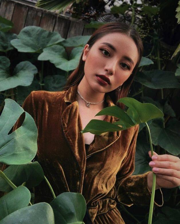 Calista Cuaca繼承了媽媽的美貌,五官深邃立體,穿起絲絨外套高貴卻不失型格,穿 Calista Cuaca繼承了媽媽的美貌,五官深邃立體,穿起絲絨外套高貴卻不失型格,穿