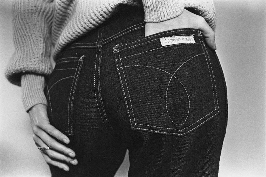 1970年中後期，Calvin Klein於牛仔褲後褲車上有其名字的小名牌，甫推出立即瘋魔