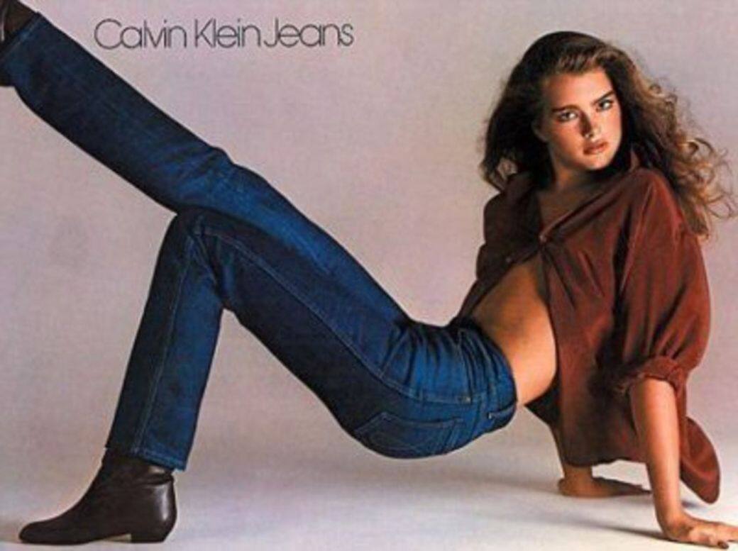 1980年,品牌找來15歲模特兒Brooke Shields演繹Calvin Klein Jeans廣告,這輯看似平平無奇的廣 1980年,品牌找來15歲模特兒Brooke Shields演繹Calvin Klein Jeans廣告,這輯看似平平無奇的廣