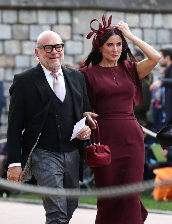 Demi Moore和花藝師Eric Buterbaugh一同出席皇室婚禮，選擇 Stella McCartney的burgundy洋裝，搭配 Philip Treacy 帽飾