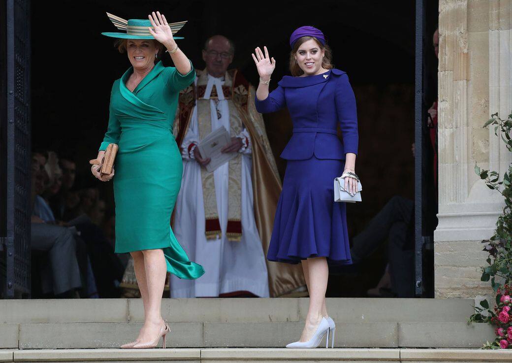 Sarah Ferguson and Princess Beatrice身為伴娘的 Beatrice公主穿上 Ralph & Russo紫色套裝搭配 Sarah Cant 帽飾，而新娘