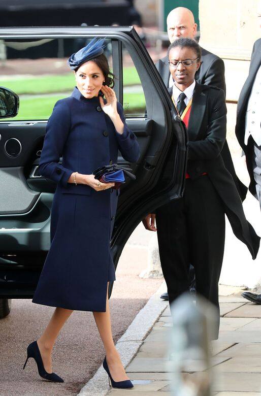 Meghan Markle 再度穿上她的愛牌Givenchy的海軍藍大衣式洋裝出席婚禮。
