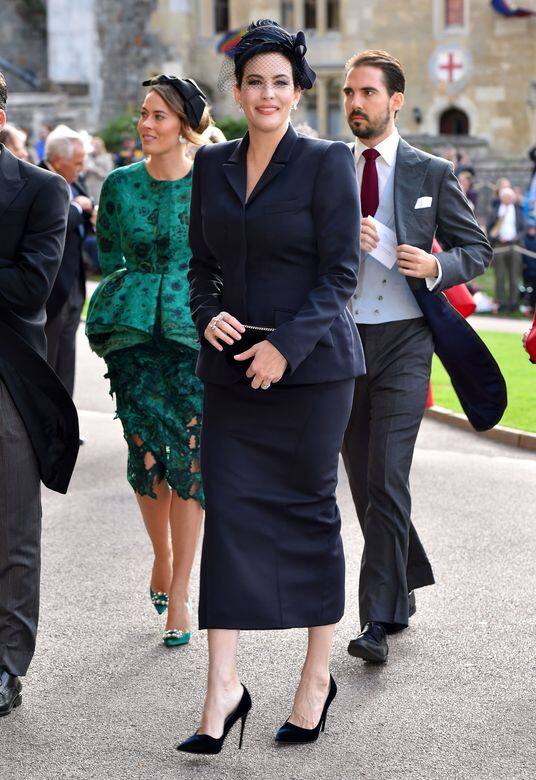 Liv Tyler身穿 Stella McCartney海軍藍套裝，搭配Stephen Jones設計的帽款與Van Cleef & Arpels珠寶展現優雅