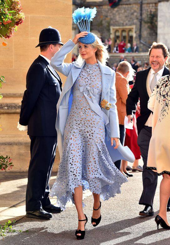 英國皇室婚禮學賓客穿搭：Poppy Delevingne姐姐Poppy Delevingne則是以一席水藍色蕾絲洋裝搭