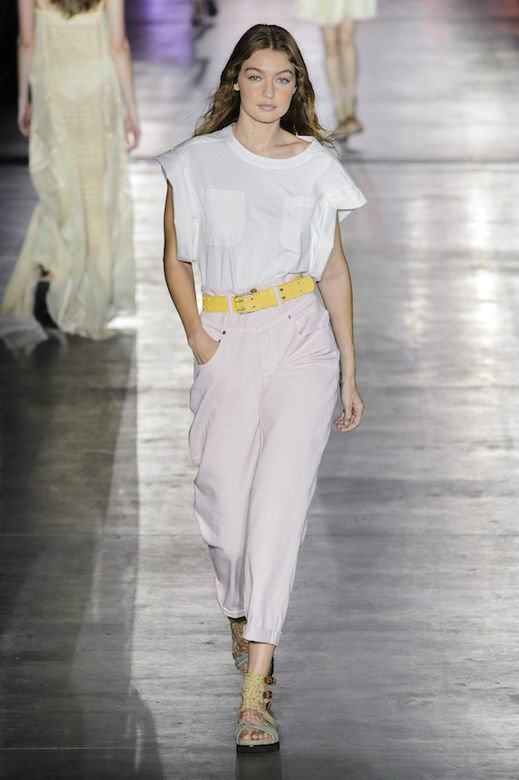 Gigi HadidGigi Hadid第二套薄紗長裙「完勝」第一套!這件長裙還是 Alberta Ferretti 時裝秀的「壓軸」喔! Gigi HadidGigi Hadid第二套薄紗長裙「完勝」第一套!這件長裙還是 Alberta Ferretti 時裝秀的「壓軸」喔!