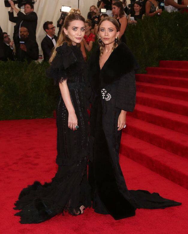 出席紐約服裝學院晚會時Mary-Kate和Ashley Olsen再度維持一貫風格，以默契十足的