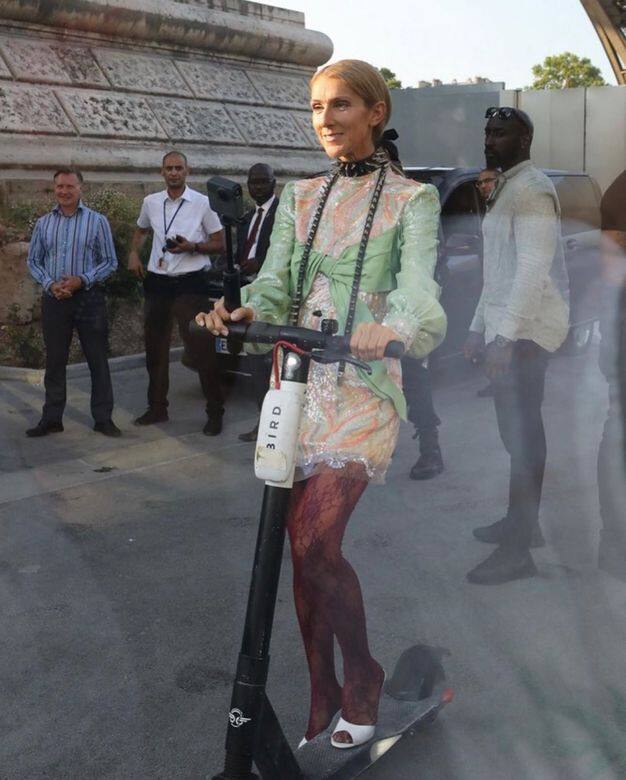 Celine Dion全身宮廷風喱士裝扮,騎電動車悠哉逛起巴黎鐵塔,完全沒有天后架 Celine Dion全身宮廷風喱士裝扮,騎電動車悠哉逛起巴黎鐵塔,完全沒有天后架