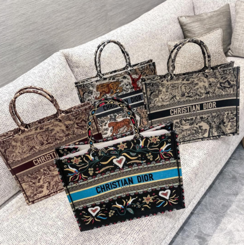 Dior book tote手袋有沒有發現,縱使你購買了一系列新手袋,但總是會回到tote bag Dior book tote手袋有沒有發現,縱使你購買了一系列新手袋,但總是會回到tote bag