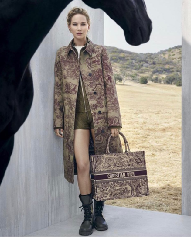 Dior book tote本身同樣充滿復古感,同樣經得起時間考驗。Photo: Instagram@sacdemaison Dior book tote本身同樣充滿復古感,同樣經得起時間考驗。Photo: Instagram@sacdemaison