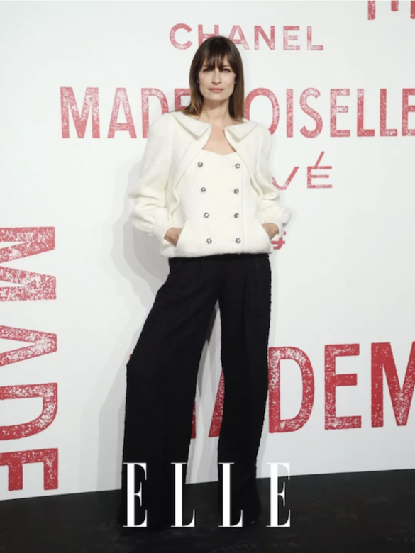 品牌形像大使Caroline De Maigret穿著Chanel 2019秋冬高級成衣系列的斜紋軟呢外套亮相。 品牌形像大使Caroline De Maigret穿著Chanel 2019秋冬高級成衣系列的斜紋軟呢外套亮相。