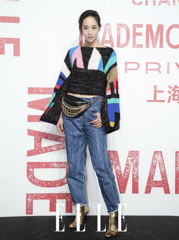 張鈞甯穿Chanel 2019｢巴黎-紐約」高級手工坊系列拼色針織衫，搭配牛仔褲及同系