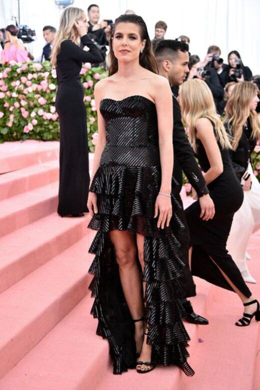 就連出席今年MET Gala,Charlotte Casiraghi都選穿Saint Laurent,前短後長的銀黑色條紋晚裝立體地 就連出席今年MET Gala,Charlotte Casiraghi都選穿Saint Laurent,前短後長的銀黑色條紋晚裝立體地