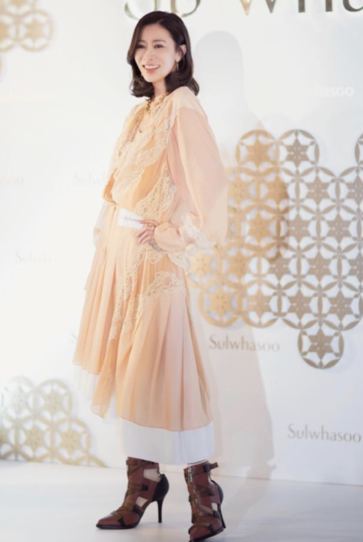 近日在香港頻頻出席美容品牌活動的阿佘,早前就穿上Chloé 最新秋冬系列 近日在香港頻頻出席美容品牌活動的阿佘,早前就穿上Chloé 最新秋冬系列