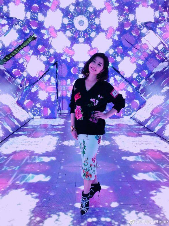 除了花紋服裝很搶眼之外,紅姑腳踏的Roger Vivier 黑色閃石高跟短靴也讓她整 除了花紋服裝很搶眼之外,紅姑腳踏的Roger Vivier 黑色閃石高跟短靴也讓她整