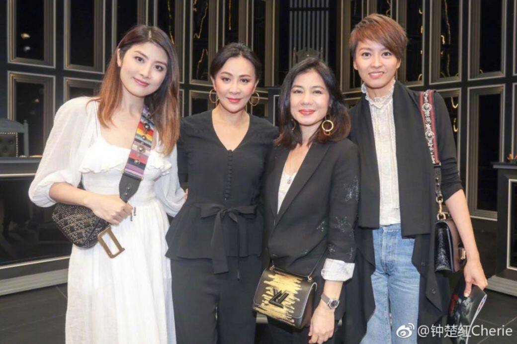 鍾楚紅早前觀賞了劉嘉玲主演的舞台劇,同場還有陳慧琳和梁詠琪。紅姑 鍾楚紅早前觀賞了劉嘉玲主演的舞台劇,同場還有陳慧琳和梁詠琪。紅姑