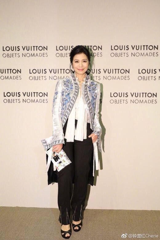 紅姑也很願意嘗試不同的時尚造型，早前出席Louis Vuitton活動時，穿上的中式復