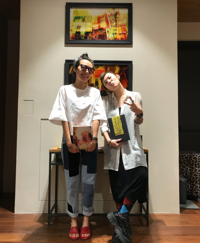 早前阿芝去欣賞相展,十分欣賞這位女攝影師的作品,力邀她擔任她婚禮 早前阿芝去欣賞相展,十分欣賞這位女攝影師的作品,力邀她擔任她婚禮