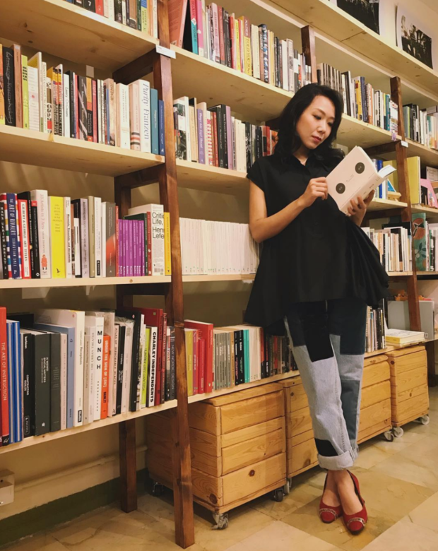 卓韻芝定期有寫專欄和出書,作為才女,打扮上都備向沉實一點,黑色鬆身 卓韻芝定期有寫專欄和出書,作為才女,打扮上都備向沉實一點,黑色鬆身
