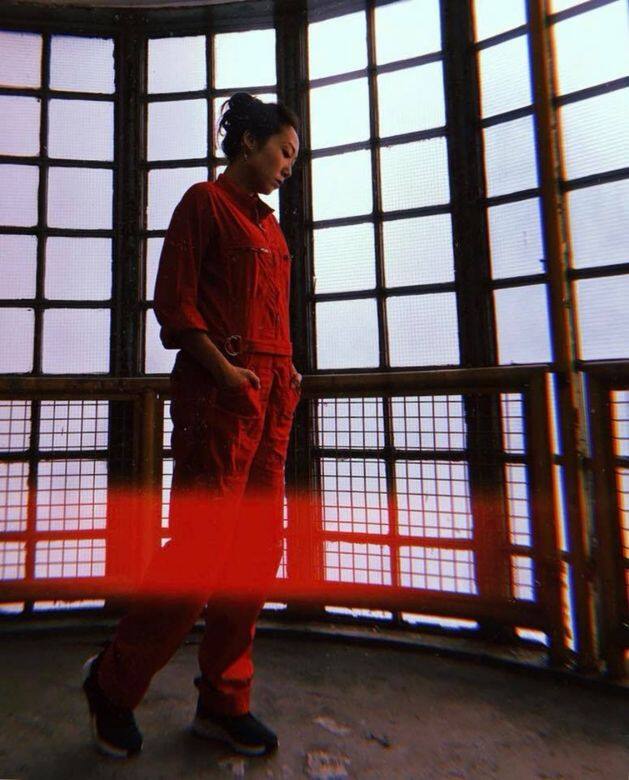 平時卓韻芝的打扮均滿有個性,不太跟前時裝潮流,像這身橙色連身褲造 平時卓韻芝的打扮均滿有個性,不太跟前時裝潮流,像這身橙色連身褲造