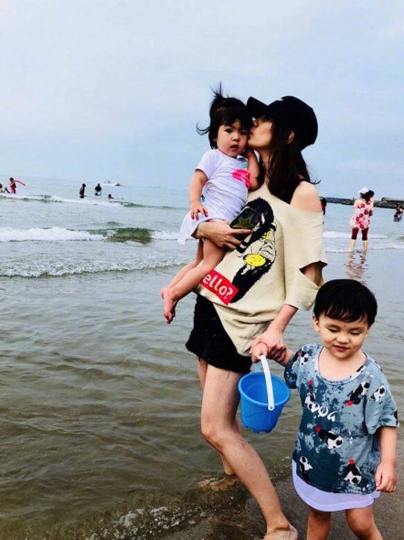 賈靜雯在劇中獨力承擔照顧小孩的責任,與現實生活中擁有幸福之家的 賈靜雯在劇中獨力承擔照顧小孩的責任,與現實生活中擁有幸福之家的