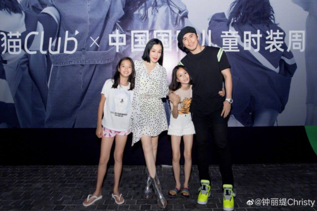 張思捷Jaden和張凱琳Cayla雖然還沒有父母那麼高,但她們那雙長腿比例已經 張思捷Jaden和張凱琳Cayla雖然還沒有父母那麼高,但她們那雙長腿比例已經