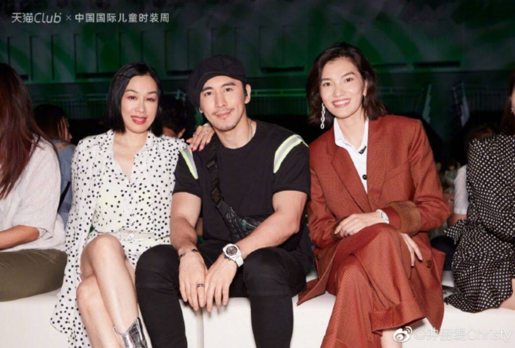 女兒行貓步,做父母的Christy 和張倫碩當然是要當她們的頭號粉絲,坐在觀眾 女兒行貓步,做父母的Christy 和張倫碩當然是要當她們的頭號粉絲,坐在觀眾