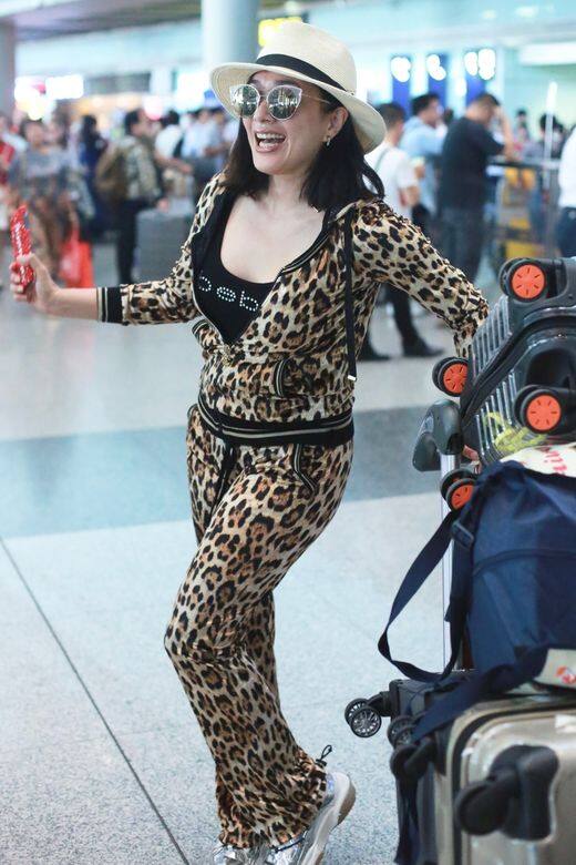 今個秋冬豹紋熱潮回歸，鍾麗緹穿上一身豹紋休閒套裝現身機場，配上一