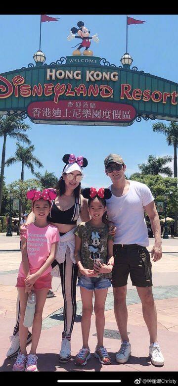 鍾麗緹暑假的時候一家人來了香港迪士尼樂園玩耍，她跟女兒一起戴上