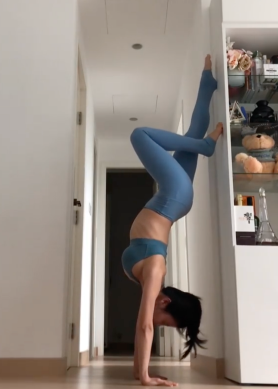 Coffee最近分享一段穿上淺藍色貼身瑜伽服練倒立的片段。曾經，做倒立對於