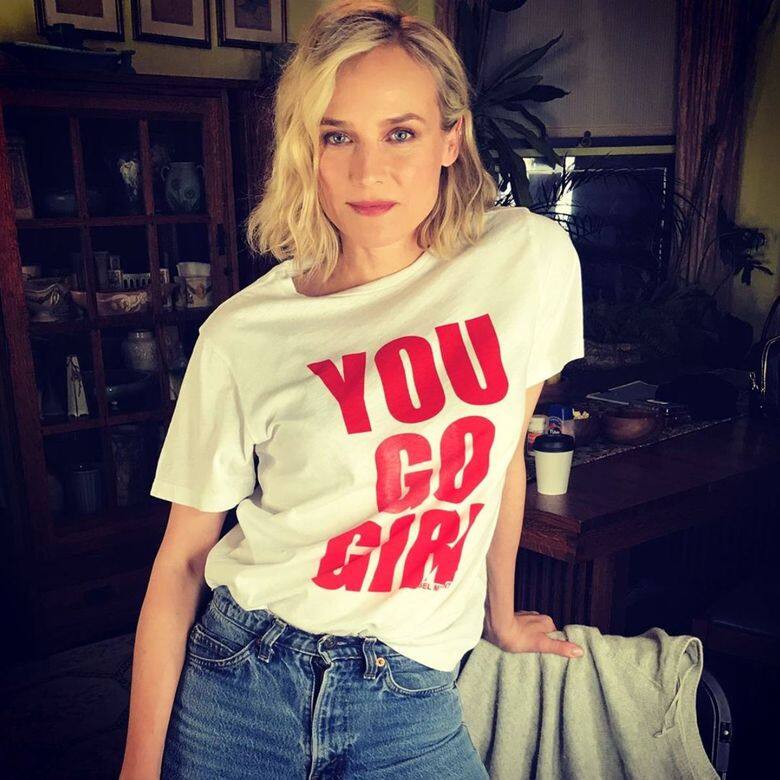 Diane Kruger身穿Isabel Marant 推出的T恤，上頭印有振奮人心的「You Go Girl! 」（加油女孩！）鮮色標