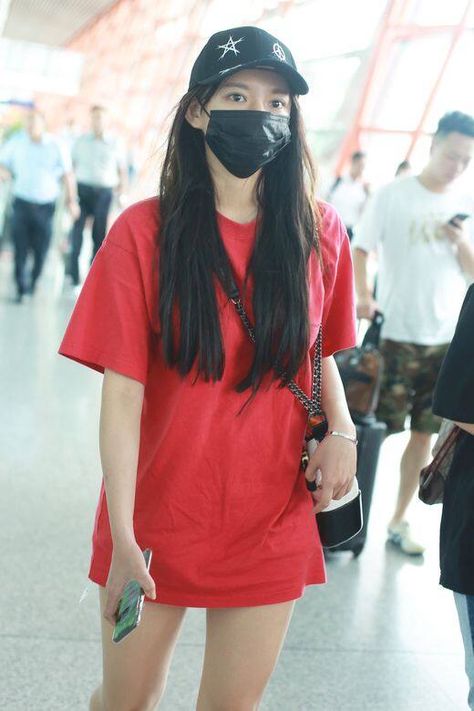 韓國女團「宇宙少女」中國成員程瀟:機場穿搭 韓國女團「宇宙少女」中國成員程瀟:機場穿搭