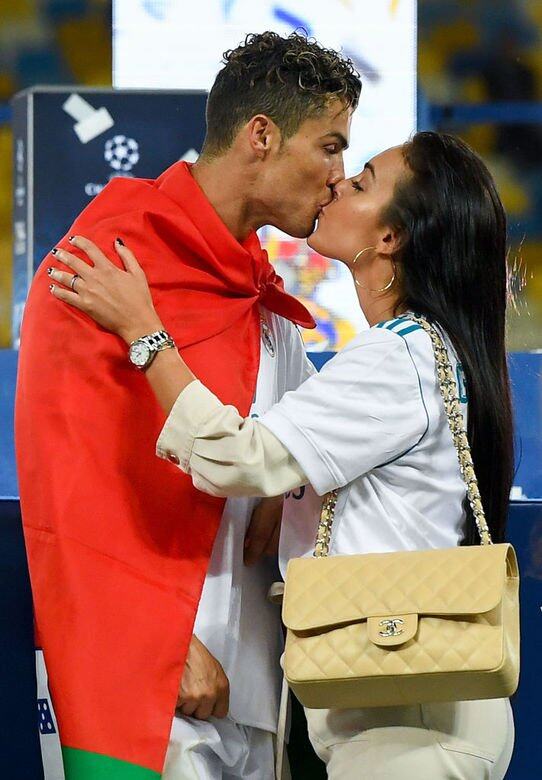 2018年5月26日，在皇家馬德里對利物浦的歐洲冠軍聯賽決賽後，C朗親吻
