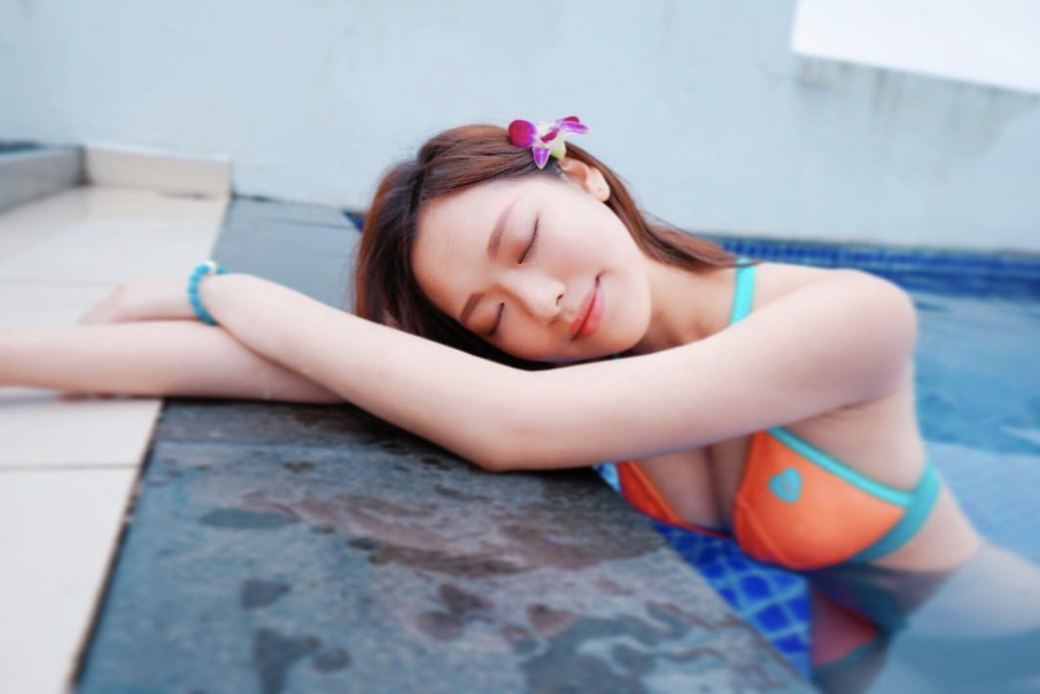 馮盈盈穿搭:比堅尼造型24歲的馮盈盈青春無敵,她也毫不吝嗇好身材,不 馮盈盈穿搭:比堅尼造型24歲的馮盈盈青春無敵,她也毫不吝嗇好身材,不