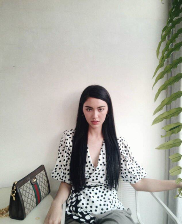 Davika Hoorne早前留有長長秀髮,是典型的美女模樣,配合淑女風造型,美還美,但與 Davika Hoorne早前留有長長秀髮,是典型的美女模樣,配合淑女風造型,美還美,但與
