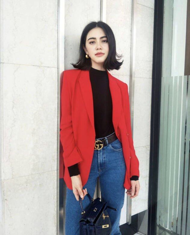 同是紅色西裝褸,Davika Hoorne換上高領上衣與牛仔褲的配搭,轉走知性路線,Gucci皮 同是紅色西裝褸,Davika Hoorne換上高領上衣與牛仔褲的配搭,轉走知性路線,Gucci皮