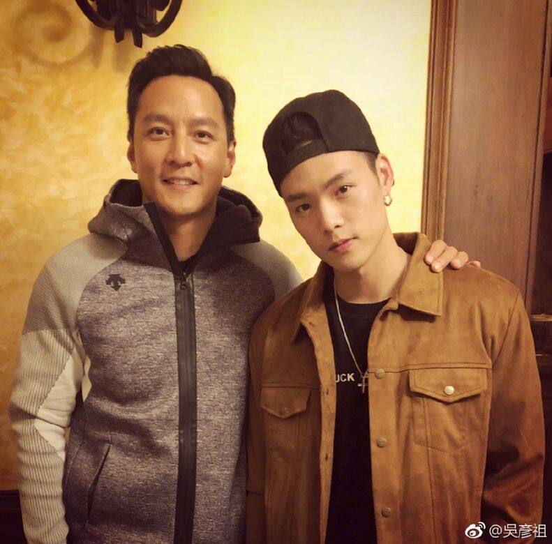 工作過後,脫下西裝的Daniel換上運動外套,於當地吃大閘蟹,還碰到了房祖名表弟董又霖。 工作過後,脫下西裝的Daniel換上運動外套,於當地吃大閘蟹,還碰到了房祖名表弟董又霖。
