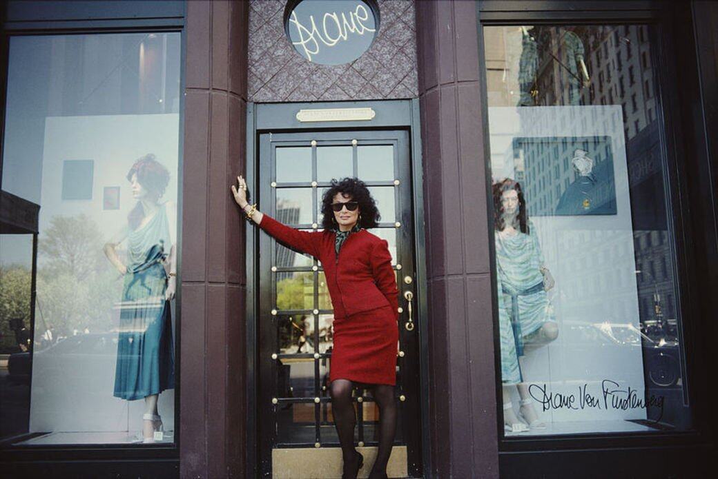 Diane von Furstenberg於離婚後翌年搬到紐約並創立個人同名品牌,然後在1974年首度發 Diane von Furstenberg於離婚後翌年搬到紐約並創立個人同名品牌,然後在1974年首度發