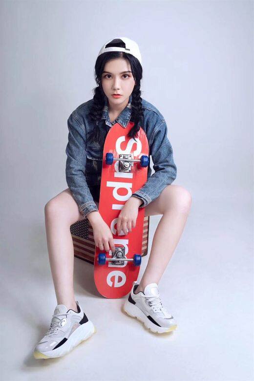 迪麗熱巴自稱家中最醜!美女表妹蘇比出道卻惹來批評 迪麗熱巴自稱家中最醜!美女表妹蘇比出道卻惹來批評