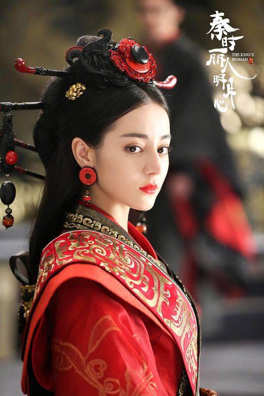 一身大紅服和金光閃閃的圖案 一身大紅服和金光閃閃的圖案