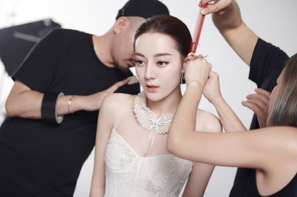 迪麗熱巴與Dolce & Gabbana中止合作也不愁寂莫,因為美人胚子工作多多,成為MIKIMOTO亞 迪麗熱巴與Dolce & Gabbana中止合作也不愁寂莫,因為美人胚子工作多多,成為MIKIMOTO亞