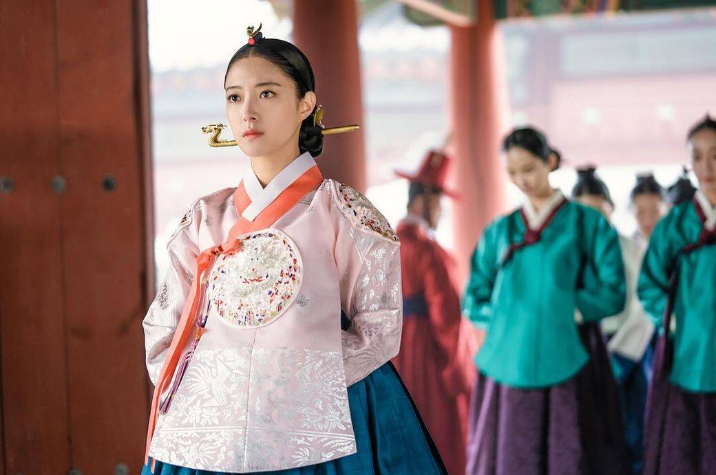 童星出道的李世榮,在2003年的《大長今》中飾演小今英,當時11歲的她扮演小 童星出道的李世榮,在2003年的《大長今》中飾演小今英,當時11歲的她扮演小